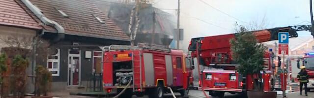 Detonacije u zapaljenom tržnom centru u Obrenovcu, dva vatrogasca povređena
