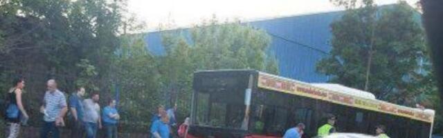 Sudarili se auto i autobus na Voždovcu (FOTO)