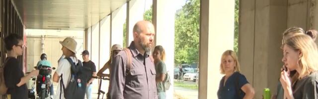 Studenti, profesori i građani satima ispred Prekršajnog suda nakon privođenja u NS