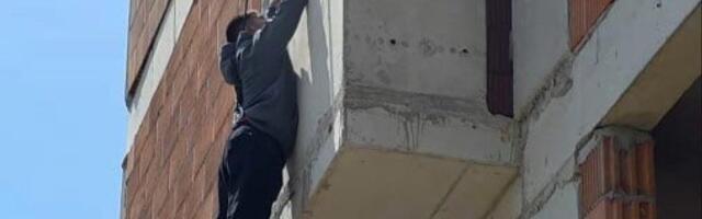 (FOTO) Muškarac visio sa terase zgrade u Beogradu: Ljudi gledali u čudu, ovo je razlog