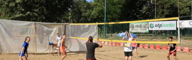 Turnir u odbojci na pesku u Velikom parku
