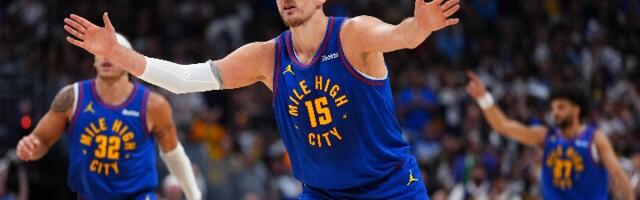 Ovaj čovek može sve! Pogledajte maestralan koš Nikole Jokića - levom rukom (VIDEO)