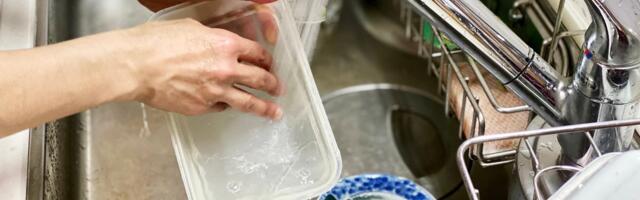 Požutela plastika može ponovo da bude bela kao prvog dana: Dovoljna su 2 sastojka koja već imate kod kuće