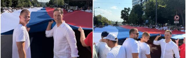 MALI NA ČELU KOLONE, A RUKAMA ISTORIJSKA SRPSKA TROBOJKA! Vijori se najveća zastava - VIŠA OD KULE BEOGRAD! Ministar na skup stigao sa bajkerima! (FOTO, VIDEO)