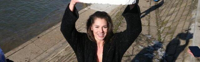 MARIJA PRVA DOPLIVALA DO ČASNOG KRSTA NA SAVSKOJ PROMENADI: Njen sin (6) bio najvatreniji navijač (FOTO)
