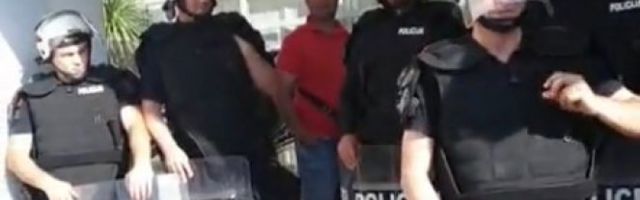 DRAMA U BUDVI 11. DAN! Policijski korodon i jutros pred opštinom, Carević i Radović zaustavljeni na ulazu!