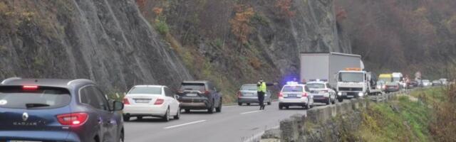 SAOBRAĆAJNI KOLAPS U OVČARSKO-KABLARSKOJ KLISURI! Lančani sudar u tunelu!