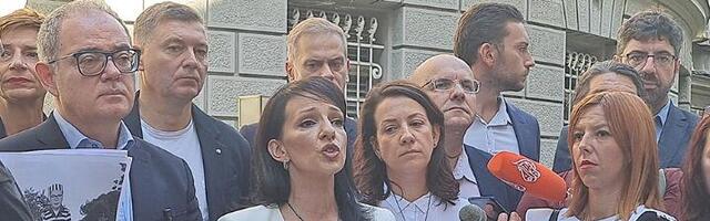 Opozicija predala zahtev Vučiću za raspisivanje vanrednih izbora