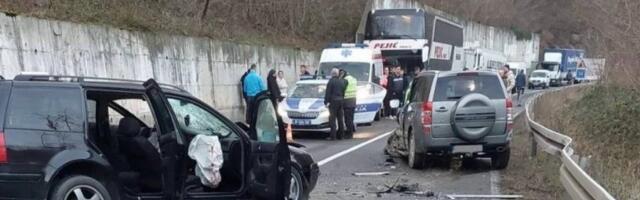 TEŽAK UDES NA IBARSKOJ MAGISTRALI! Džip se zakucao u zaštitnu ogradu, umalo završio u Ibru! (FOTO)