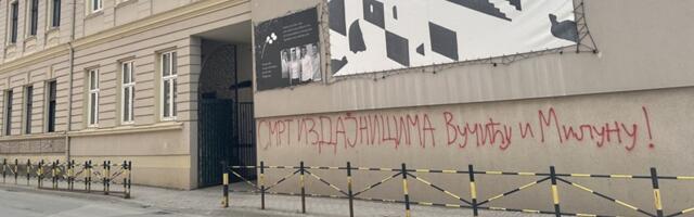 Ovo samo idioti mogu da urade - Jezive poruke predsedniku Srbije i gradonačelniku Čačka na zidu Ekonomske škole