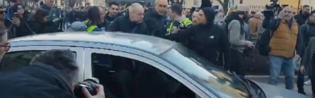 Muškarac se autom zaletao u građane koji su dočekivali studente (VIDEO)
