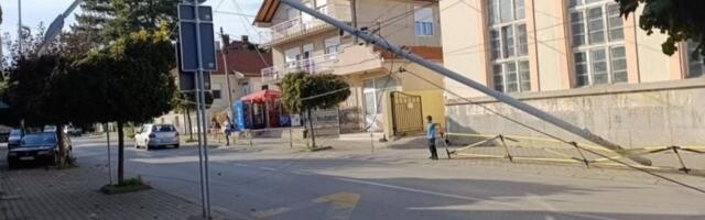 Srušila se bandera ispred osnovne škole