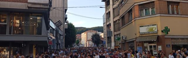 Nastavljeni protesti u Užicu: Građani naizmenično blokiraju više ulica (FOTO)