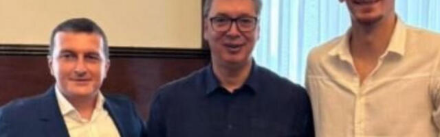 KOLIKO SAM NIZAK, NAJBOLJE SE VIDI KAD STANEM UZ LEGENDARNOG BORIŠU: Vučić se susreo sa Simanićem i Novicom Motikom (FOTO)