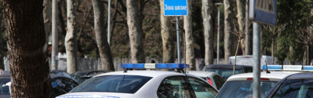 SVAĐA OKO PARKINGA SE PRETVORILA U KRVOPROLIĆE U RAKOVICI Muškarac izboden nožem u grudi, hitno prevezen u Urgentni centar