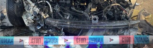 SNIMAK IZ LAZAREVCA LEDI KRV U ŽILAMA! Automobil uleteo u radnju, radnici za dlaku izbegli smrt! (VIDEO)