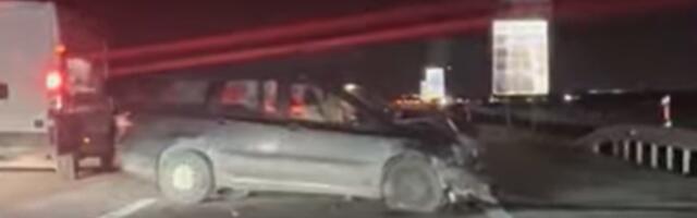 ŽESTOK SUDAR TRI AUTOMOBILA! Haos kod Inđije: Jedno vozilo se zapalilo, delovi rasuti po putu! (VIDEO)