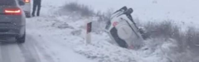 Auto tokom mećave sleteo s puta kod Bačkog Petrovca (VIDEO)