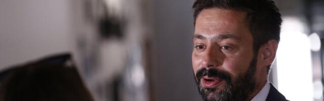 Glumac proslavlja Badnje veče na Kosovu: Okupili se na podu oko trpeze (FOTO)