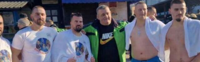 ČETIRI ROĐENA BRATA SA OCEM PLIVAJU ZA ČASNI KRST! Slika iz Prijepolja oduševila celu Srbiju: Zajedno se bore za Bogojavljenski krst u ledenom Limu! (FOTO)