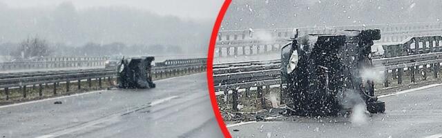 Užas na auto-putu: Auto se prevrnuo i zakucao u bankinu (FOTO)