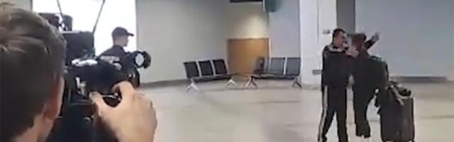 Zagrljaj koji govori više od reči! Avion iz Izraela sleteo u Beograd, snimak pun emocija