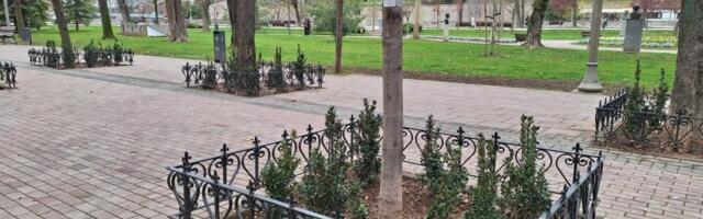 Potresan natpis u parku ispred Gradske kuće: Ne dirajte cvet...