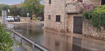 DRAMATIČNE SCENE NA JADRANU, METEOCUNAMI NALETEO U NEKOLIKO MINUTA! More podivljalo na Hvaru, voda porasla za 1,5 metara, izdat CRVENI METEOALARM! (VIDEO)