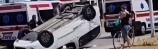 Automobil prevrnut na krov, troje povređenih