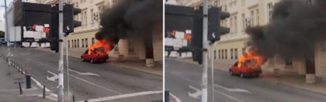 GORI AUTOMOBIL U CENTRU BEOGRADA! CRNI DIM KULJA U NEBO: Policija zatvorila celu ulicu (VIDEO)
