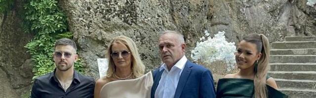 UPOZNAJTE RODITELJE BUDUĆE MLADE: Popularna pevačica se PORODILA, a danas staje na LUDI KAMEN! (VIDEO)