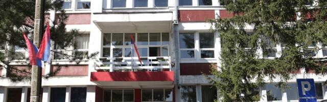 Pravo u metu: Otac iz Valjeva postavio brutalno pitanje roditeljima koji dovode automobilom dovoze decu u školu