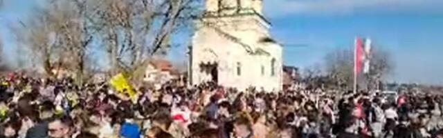 Studente čekaju namešteni kreveti u zgradi Rektorata u NS