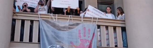 Performans kod Pravnog: Studenti izašli na prozore, postavljena ograda oko fakulteta (VIDEO)