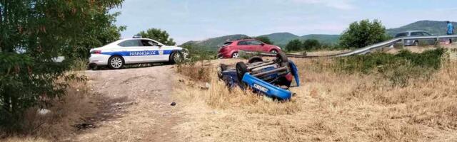 Automobilom sleteo s puta i prevrnuo se na krov, među povređenima dvoje dece