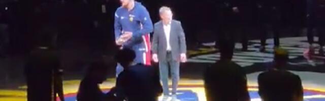 NBA uručio nagradu Nikoli Jokiću pre početka meča protiv Jute, svi pričaju o njegovoj reakciji