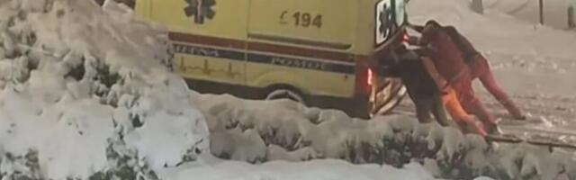 PUNE RUKE POSLA ZA HITNU: Lekari čiste sneg da bi došli do pacijenata, građani besni! (VIDEO)