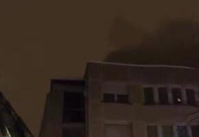 POŽAR U STANU U POTKROVLJU! Buktinja u stambenoj zgradi u Novom Sadu: Tri vatrogasna vozila na terenu (VIDEO)