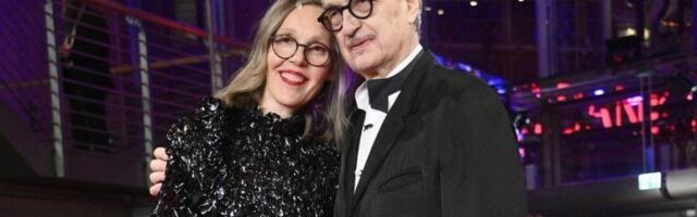 Supruga reditelja se na Berlinaleu pojavila u haljini od filmskih traka (FOTO)