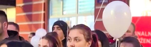 Pušteni beli baloni za malu Emu, građani hoće da znaju ko je odgovoran za smrt devojčice