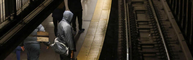 Гурнуо младића и старца на шине, полиција у потери