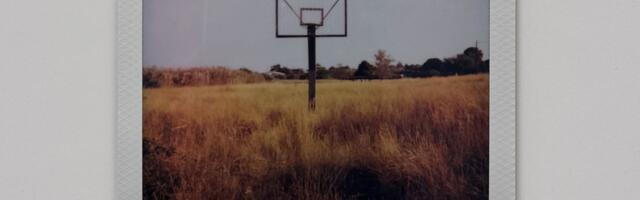Napušteni košarkaški tereni kao nemi spomenici detinjstva: Izložba koja otkriva zaboravljeni duh zajedništva