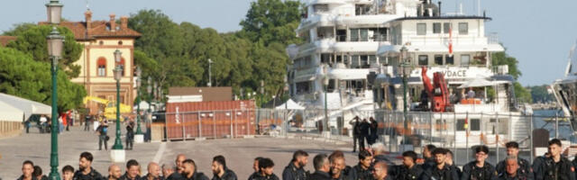 Протести против амбасадора САД у Венецији, милијардер стигао луксузном јахтом