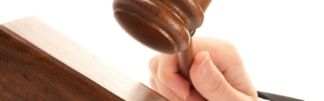 U sudnici sudija ispituje okrivljenog...