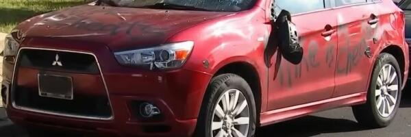 Besna i prevarena uništila pogrešan automobil