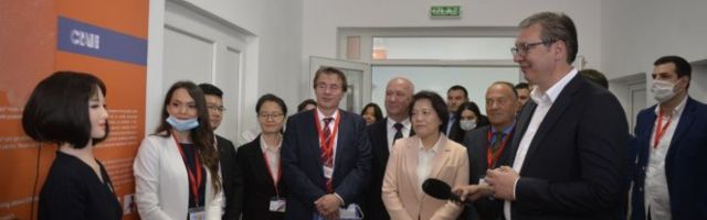 VUČIĆ: EMA, ZAŠTO SI DOŠLA U SRBIJU? Predsednik razgovareao s robotom!