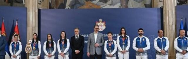 "HVALA ŠTO STE NAS UČINILI PONOSNIM, A NACIJU SREĆNOM": Vučić sa članicama ženske bokserske reprezentacije Srbije (VIDEO)