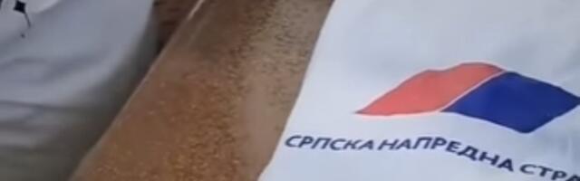 Aktivisti SNS dele paketiće u Kosjeriću: Ako je nekome jasan sadržaj... (VIDEO)