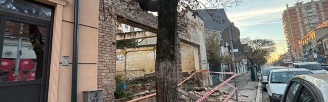 Srušio se deo stare kuće na Obilićevom vencu u Nišu i pao na trotoar 