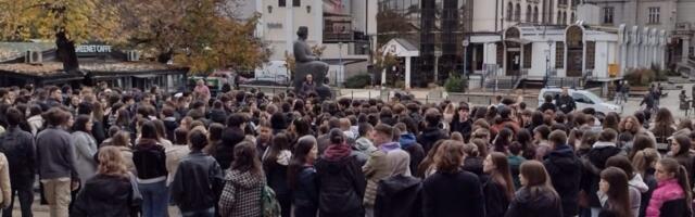 Mi ne zaboravljamo, mi ne praštamo: Zborovi građana Kragujevca pozvali sutra na odavanje počasti novosadskim žrtvama